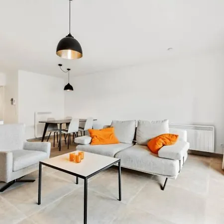 Lovely Located At The Centre Of With Garage Apartamento